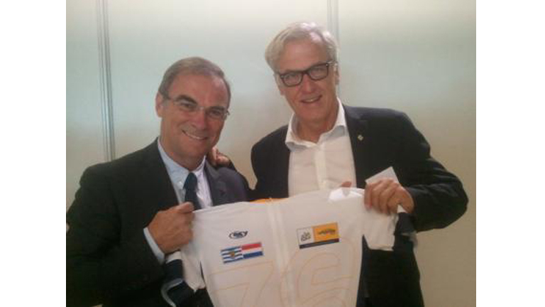 BERNARD HINAULT ONTVANGT WIELERSHIRT ARRIVÉE ZÉLANDE